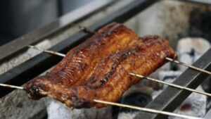 炭火で焼くうなぎの蒲焼き