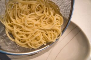 スパゲティは茹でると乾麺の約2.5倍の重量に増えます